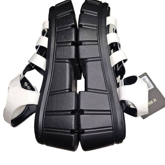 Caged Lug-Sole Sandals Faux Patent Leather Size 8.5 NEW with Tags - Picture 5 of 7